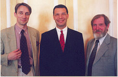 Marcos Dessaune, em 2001, durante o estágio com os ombudsmen da Bélgica, Pierre-Yves Monette e Herman Wuyts