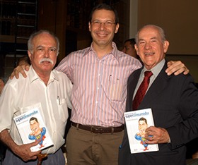 Marcos Dessaune entre os escritores José Augusto Carvalho e João Baptista Herkenhoff, em 2009, no lançamento de seu segundo livro