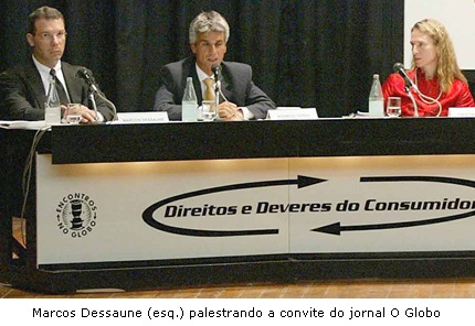 Foto de Marcos Dessaune palestrando no auditório do jornal O Globo, ao lado do promotor de Justiça Rodrigo Terra e da então juíza - hoje desembargadora - Cristina Gaulia