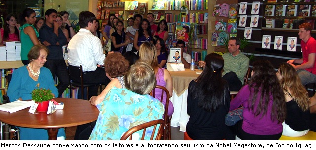 Foto de Marcos Dessaune autografando livros na Nobel Megastore de Foz do Iguaçu