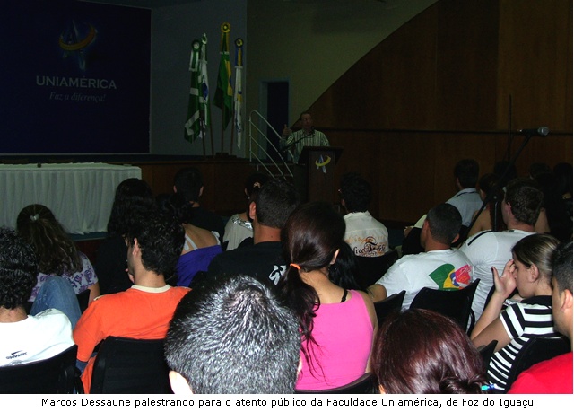 Foto de Marcos Dessaune palestrando na Faculdade Uniamérica de Foz do Iguaçu